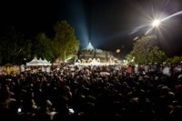 Ratusan umat Budha berdoa di pelataran candi Borobudur pada Sabtu malam (25/5).