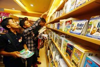 Ketiganya terlihat antusias memilih buku. Sebelumnya,  Abdurahman Assegaf, Ilham Maulana, dan Muhammad Abdul Aziz  juga mendapat penghargaan khusus dari KPAI.