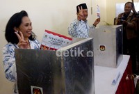 Inkamben Bibit Waluyo dan istrinya Sri Suharti  menggunakan hak pilihnya pada Pilgub Jateng 2013 di TPS 2 Kecamatan Gajahmungkur.