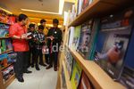 Assegaf,Ilham&Abdul Aziz Ditraktir Beli Buku