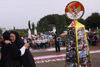 Penghargaan tersebut diberikan para korban kekerasan beragama yakni jemaat HKBP Filadelfia Bekasi dan GKI Yasmin, Bogor.