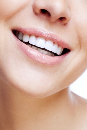 Sikat Gigi Secara Alami dengan Apel dan Strawberry