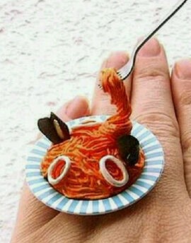 Wow! Burger dan Spaghetti Mungil Jadi Cincin Cantik