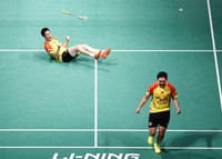 Pasangan China Liu Xiaolong (kiri) --  Qiu Zihan berteriak keras usai memenangkan pertandingan melawan pasangan Korsel  Ko Sung-hyun danLee Yong-dae.