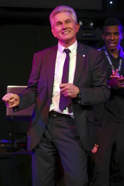Gaya pelatih Jupp Heynckes berjoget dan larut dalam kegembiraan.