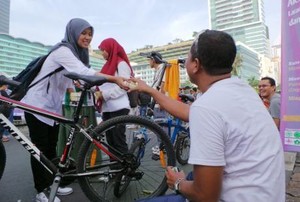 Malu-malu, Pengunjung CFD Relakan Rokoknya Ditukar Susu