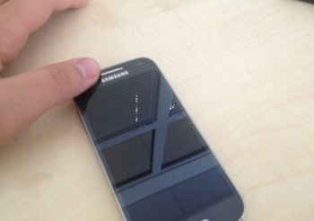 Desain Galaxy S4 Mini memang begitu mirip dengan sang kakak, Galaxy S4 versi original. (Kredit foto: Smartnews)