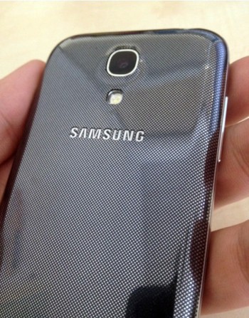 Meski punya tampang mirip dengan Galaxy S4, namun spesifikasi versi Mini lebih rendah dan harganya dipastikan lebih murah. (Kredit foto: Smartnews)     