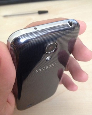 S4 Mini kabarnya memakai layar 4,3 inch Super Amoled resolusi 960 x 540 pixel, dan prosesor dual core 1,6GHz. Dan ada pilihan versi dual SIM. (Kredit foto: Smartnews)