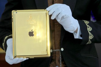     Jika berminat, tamu juga bisa membeli iPad emas ini seharga USD 10.200. (Kredit foto: Telegraph)