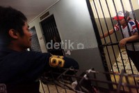Doyok berbincang dengan kakaknya di ruang tahanan wanita Pengadilan Negeri Jakarta Selatan.