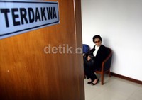  Ratna Dewi Umar menunggu di ruang terdakwa sebelum sidang. Lamhot Aritonang/detikFoto.