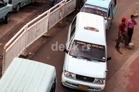 Sejumlah angkutan umum menarik penumpang diterminal kampung melayu, Jakarta timur.
