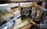 Senin (27/5/2013) sosialisasi itu dilakukan di Mall Ambassador dengan menempelkan poster tentang anti pembajakan software.