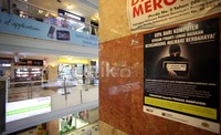 Penempelan itu dilakukan di setiap sudut dan tembok mall.