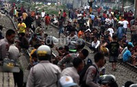 Akibatnya operasional stasiun terhenti, laju kereta api juga terganggu.