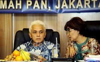Hatta berbincang dengan Aviliani disela-sela diskusi.