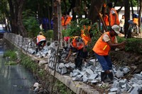 Peninggian tanggul ini guna mengantisipasi meluapnya air kali ke jalan ketikan hujan tiba.