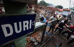 176 Kios di Stasiun Duri Dibongkar Paksa