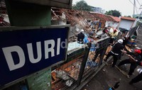 Petugas membongkar kios liar di Stasiun Duri, Tambora.