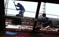 Petugas membongkar kios-kios permanen tersebut dengan palu dan linggis.