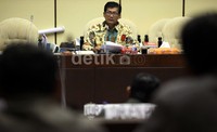 Ketua Komisi II Agun Gunandjar Sudarsa membuka rapat panja Daerah Otonom Baru (DOB) Komisi II DPR RI.