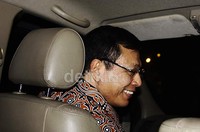 Raden Pardede memasuki mobil yang menunggunya di depan gedung KPK, Jakarta. Lamhot Aritonang/detikFoto.