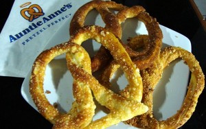 Yuk, Ngemil Pretzel Chewy Aneka Topping Buatan Tante Anne!