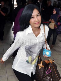 Rasti tersenyum. Noel/detikHOT.