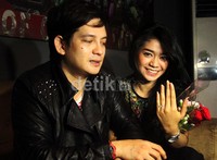 Jupiter Fourtissimo memamerkan pacar barunya yang bernama Angel Vi. (detikHOT)