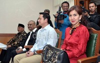 Tak hanya busananya saja, Venna juga memoles bibirnya dengan lipstik merah. Noel/detikHOT.