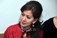Venna tak lupa menyasak rambutnya. Noel/detikHOT.