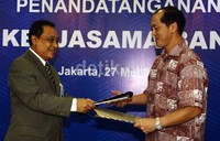 Direktur Utama BTN Maryono (kiri) menukar naskah perjanjian dengan Chief Executive Officer (CEO) Generali Indonesia Edy Tuhirman. Lamhot Aritonang/detikFoto.