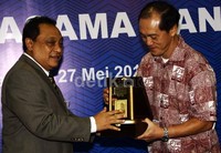 Direktur Utama BTN Maryono (kiri) memberikan cenderamata kepada Chief Executive Officer (CEO) Generali Indonesia Edy Tuhirman. Lamhot Aritonang/detikFoto.
