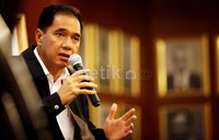 Gita mengakui hingga kini harga daging sapi di pasar masih bertahan tinggi. Hal ini membuat Presiden SBY meminta kepadanya untuk melakukan apapun agar harga kembali normal.