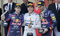 Berada tepat dibelakangnya adalah dua pebalap Red Bull. Sebastian Vettel ada di posisi dua dengan catatan waktu 3,8 detik lebih lambat. Sementara itu, Mark Webber menempati posisi tiga dengan catatan waktu 6,3 detik lebih lambat. REUTERS/Robert Pratta.