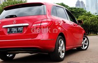 Sementara bagian belakang didominasi jendela lebar, berpadu dengan sepasang lampu belakang horizontal yang menjalar hingga sisi bodi serta menyatu dengan pintu lebar berlantai rendah.