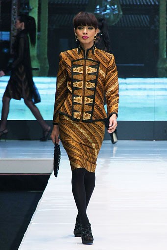 Jakarta, Indonesia - 16 Mei. Poppy Dharsono Redefining Parang. Jakarta Fashion & Food Festival 2013 at Grand Ballroom Harris Hotel. Kelapa Gading. 16 Mei 2013. Jakarta. [Foto: Mohammad Abduh/Wolipop]