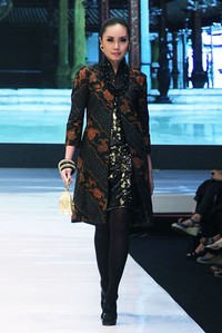 Jakarta, Indonesia - 16 Mei. Poppy Dharsono Redefining Parang. Jakarta Fashion & Food Festival 2013 at Grand Ballroom Harris Hotel. Kelapa Gading. 16 Mei 2013. Jakarta. [Foto: Mohammad Abduh/Wolipop]