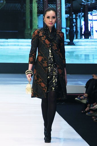 Jakarta, Indonesia - 16 Mei. Poppy Dharsono Redefining Parang. Jakarta Fashion & Food Festival 2013 at Grand Ballroom Harris Hotel. Kelapa Gading. 16 Mei 2013. Jakarta. [Foto: Mohammad Abduh/Wolipop]