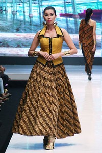 Jakarta, Indonesia - 16 Mei. Poppy Dharsono Redefining Parang. Jakarta Fashion & Food Festival 2013 at Grand Ballroom Harris Hotel. Kelapa Gading. 16 Mei 2013. Jakarta. [Foto: Mohammad Abduh/Wolipop]