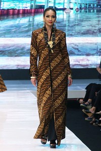 Jakarta, Indonesia - 16 Mei. Poppy Dharsono Redefining Parang. Jakarta Fashion & Food Festival 2013 at Grand Ballroom Harris Hotel. Kelapa Gading. 16 Mei 2013. Jakarta. [Foto: Mohammad Abduh/Wolipop]