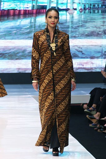 Jakarta, Indonesia - 16 Mei. Poppy Dharsono Redefining Parang. Jakarta Fashion & Food Festival 2013 at Grand Ballroom Harris Hotel. Kelapa Gading. 16 Mei 2013. Jakarta. [Foto: Mohammad Abduh/Wolipop]