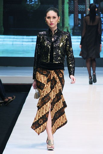 Jakarta, Indonesia - 16 Mei. Poppy Dharsono Redefining Parang. Jakarta Fashion & Food Festival 2013 at Grand Ballroom Harris Hotel. Kelapa Gading. 16 Mei 2013. Jakarta. [Foto: Mohammad Abduh/Wolipop]