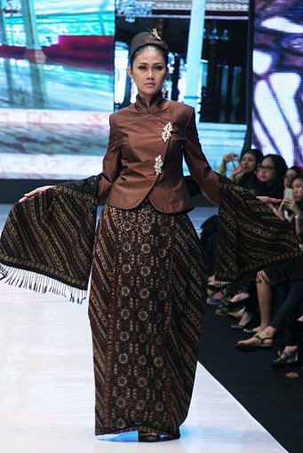 Jakarta, Indonesia - 16 Mei. Poppy Dharsono Redefining Parang. Jakarta Fashion & Food Festival 2013 at Grand Ballroom Harris Hotel. Kelapa Gading. 16 Mei 2013. Jakarta. [Foto: Mohammad Abduh/Wolipop]