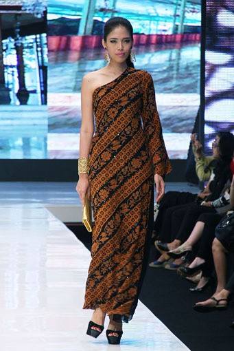 Jakarta, Indonesia - 16 Mei. Poppy Dharsono Redefining Parang. Jakarta Fashion & Food Festival 2013 at Grand Ballroom Harris Hotel. Kelapa Gading. 16 Mei 2013. Jakarta. [Foto: Mohammad Abduh/Wolipop]