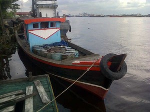 Kapal Bermuatan 5,6 Ton Solar Diamankan di Kalbar, 2 Orang Ditahan