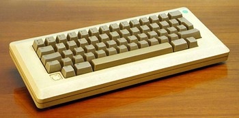     Keyboard Mancintosh tahun 1984. (kredit foto: wikipedia)