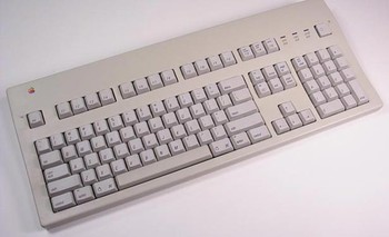     Tahun 1990 Apple Extended Keyboard dikatakan sebagai salah satu era keemasan periperal Apple. Keyboard yang lebih besar yang membuatnya populer. (kredit foto: wikipedia)