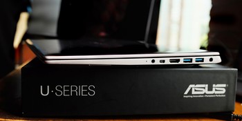     Desainnya dibalut dengan material metal. Kesan yang hendak diusung Asus lewat produknya ini adalah premium, stylish dan compatible.